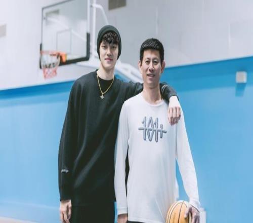 曾凡博官宣續(xù)約回歸首鋼CBA最豪華本土陣容出爐