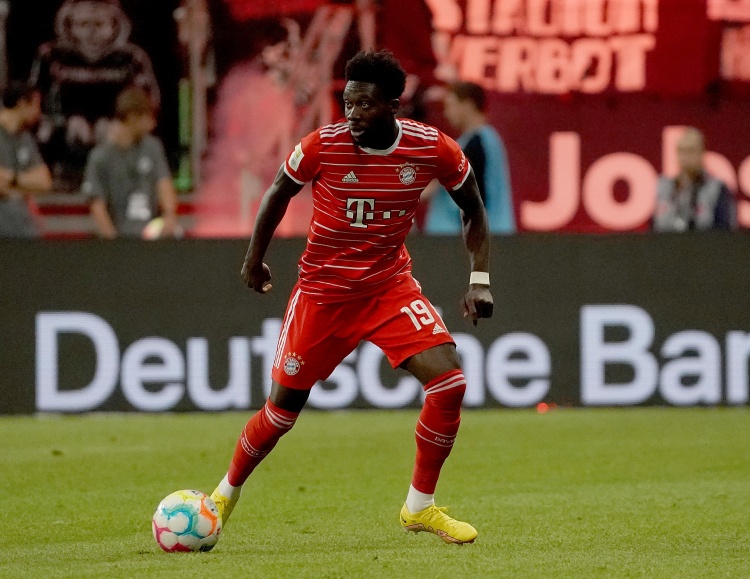 图片报:拜仁未对戴维斯下最后通牒,球员不想在压力下决定未来