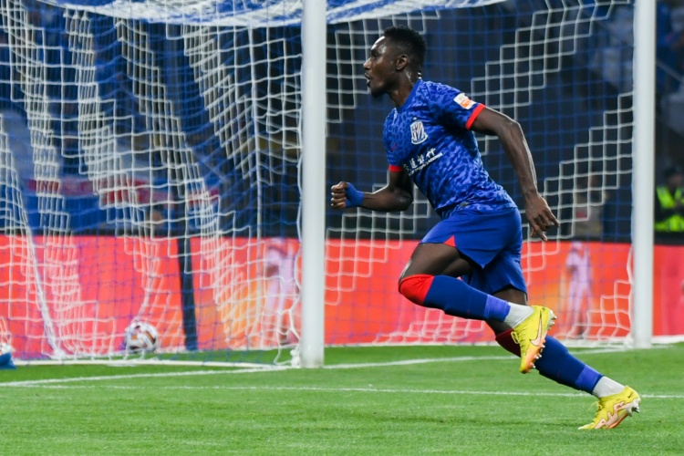 记者:申花队今天分两批飞抵长春,马莱莱能否上场待定