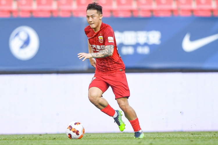 记者:穆斯卡特用冯劲替代受伤的古斯塔沃,更多还是考虑进攻