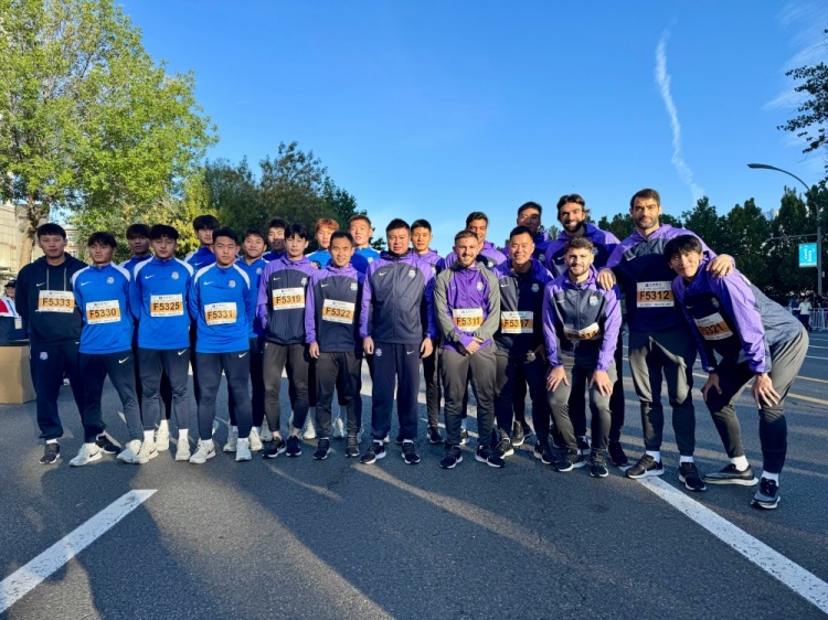 城市名片!于根伟携球员亮相天津马拉松,五外援集体现身