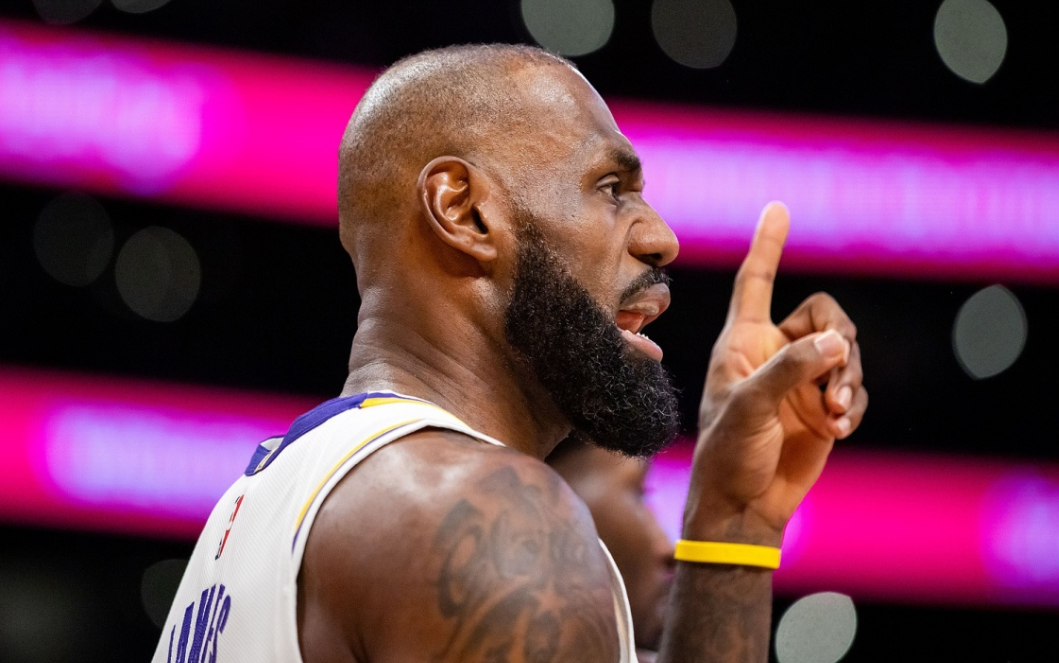 就在今天,41岁詹姆斯又刷新79年NBA纪录,5262万真不贵