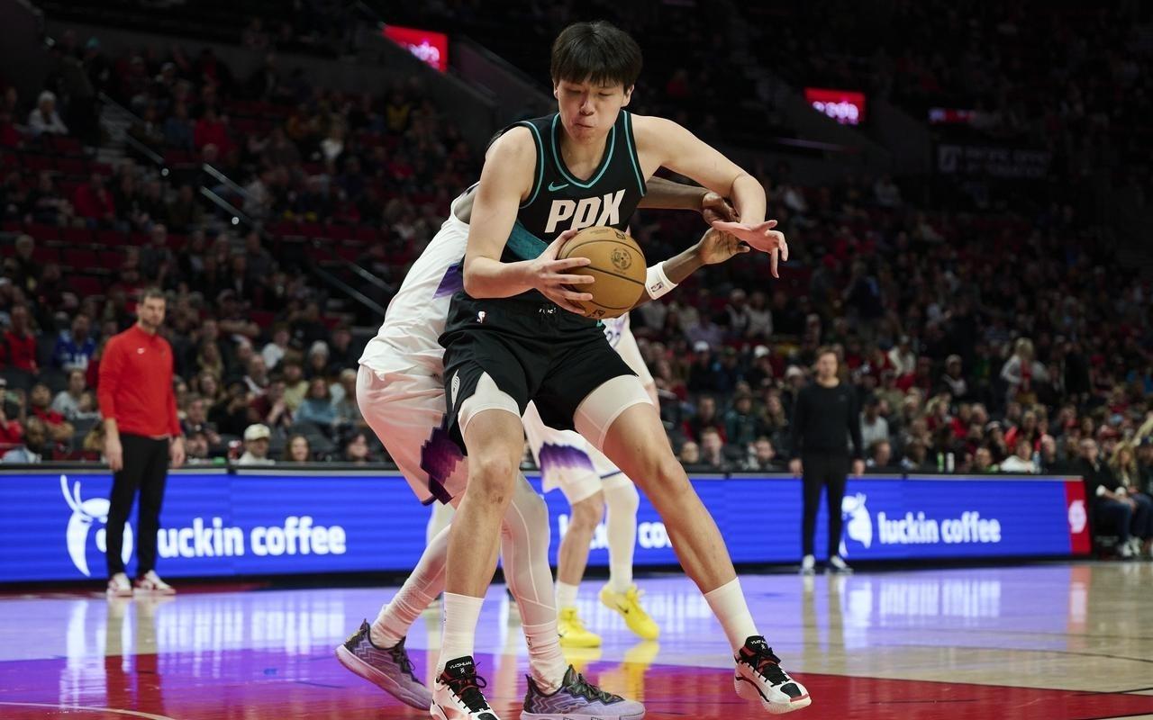 杨瀚森美国深夜收喜讯，小杨获生涯首个大奖，留洋NBA迎2大突破