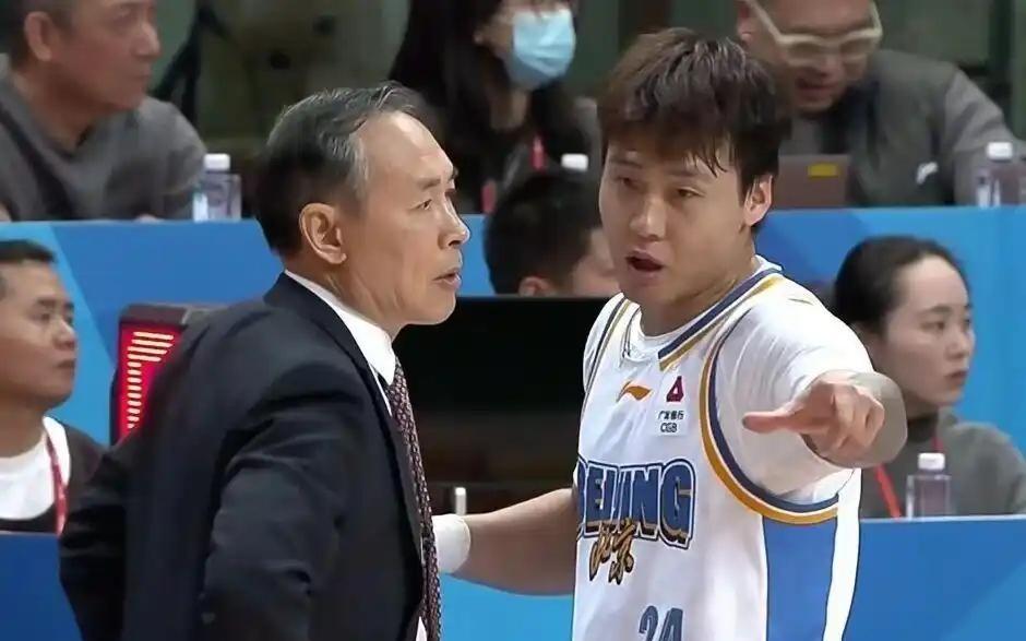 CBA三消息:杜锋带徐杰小胡参会,赵睿伤病更新,邱彪被罚未道歉