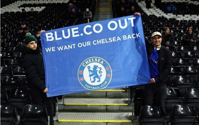 表达不满,客战富勒姆时切尔西球迷拉起“BlueCoOut”旗帜
