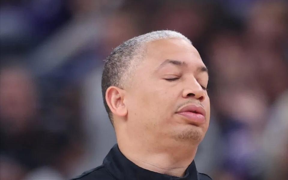 伦纳德又受伤了!踩到现场观众!这一次,泰伦卢位置不稳