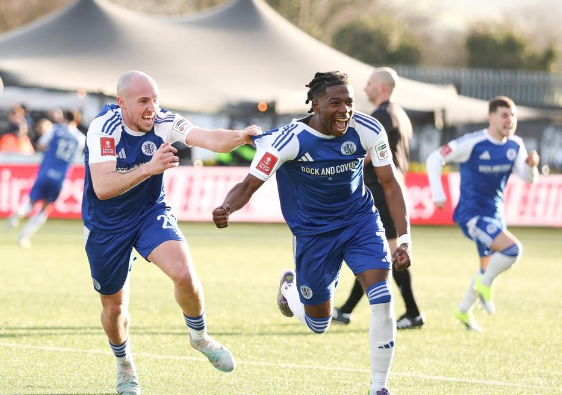 大冷门！球迷涌入赛场狂欢，非职业球队创造奇迹，淘汰英超豪强