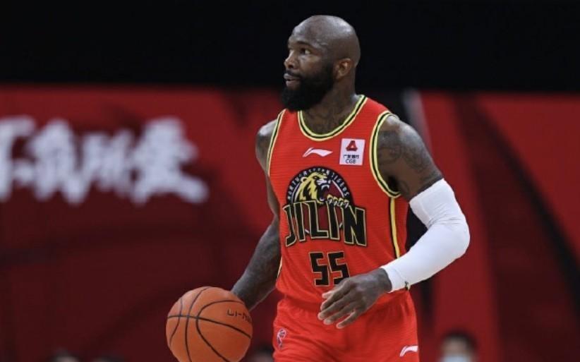 暗指北控琼斯吐槽：这比赛也太难看了，这些球员都是谁找的