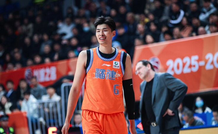 召进国家队！三分9中5砍21+5+3断，球迷：这不比张镇麟强