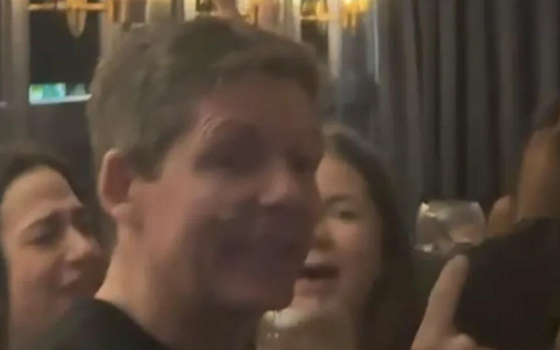 太阳报：水晶宫爆冷被淘汰后，格拉斯纳和教练团队出现在酒吧