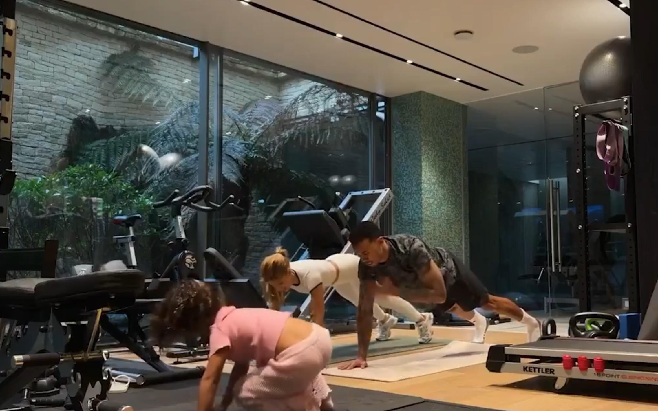 勉励自我,加布里埃尔家中白板上写着“世界最佳防守球员”