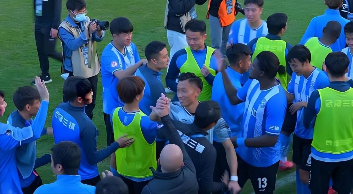 意外！邓卓翔本赛季还有可能出任武汉三镇救火主教练引发热议