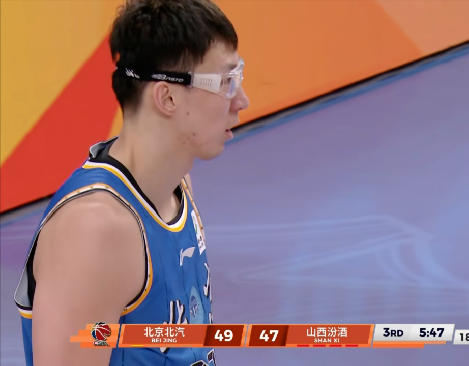 CBA最差顶薪球员!拿600万,场均3.9分1.9篮板,上场几分钟就喘气