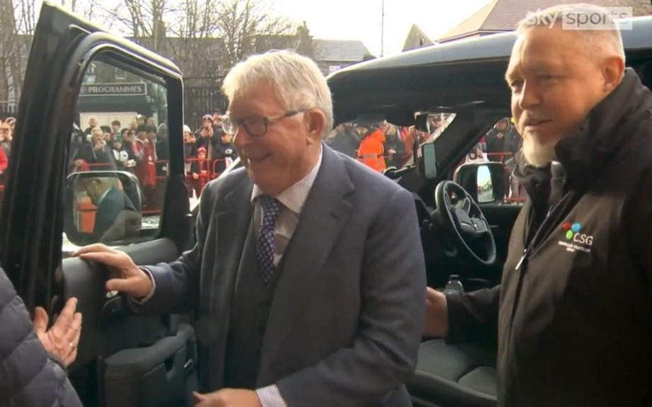 熟悉的身影,弗格森抵达老特拉福德准备现场观看曼市德比