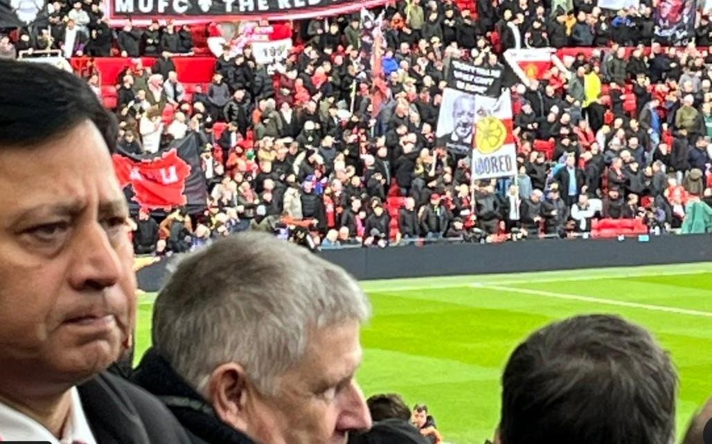 互相伤害,曼联球迷举“115”标语,曼城球迷高唱阿莫林歌曲