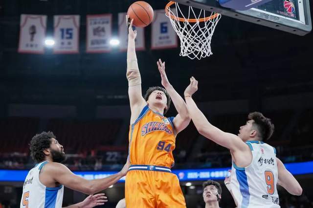 CBA第16轮，上海男篮8070战胜新疆队