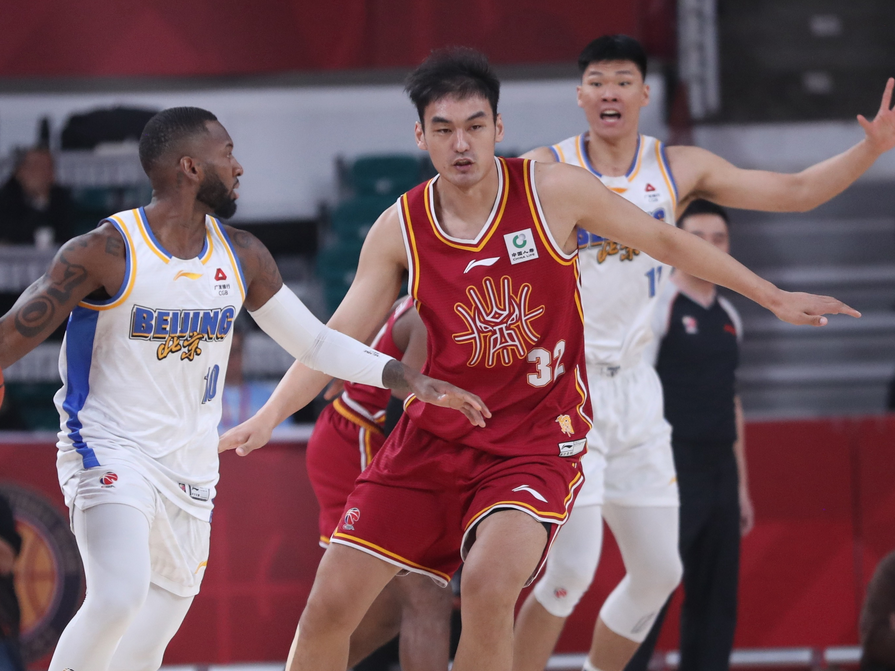 CBA战况：广东4连胜登上榜首，北京双雄皆获胜，山西3连败