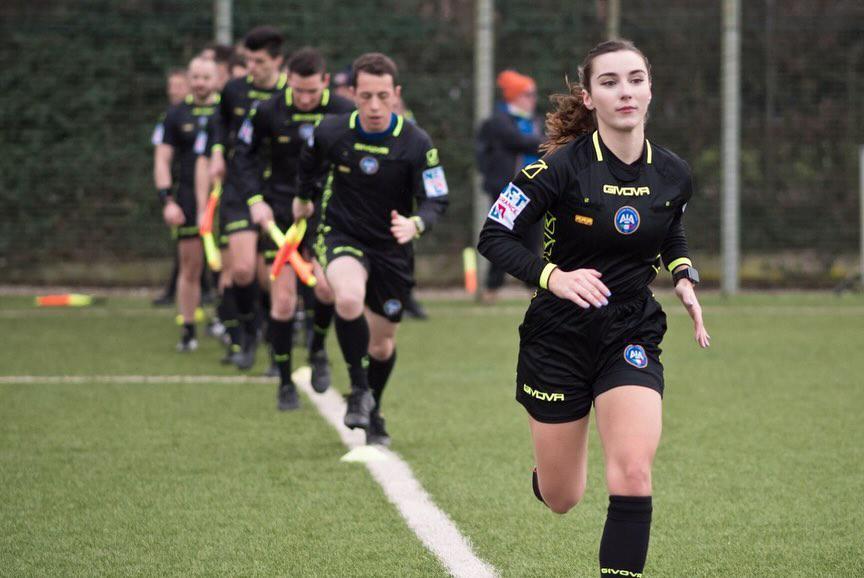 意甲联赛“最美边裁”走红,球迷都是奔着裁判来观赛