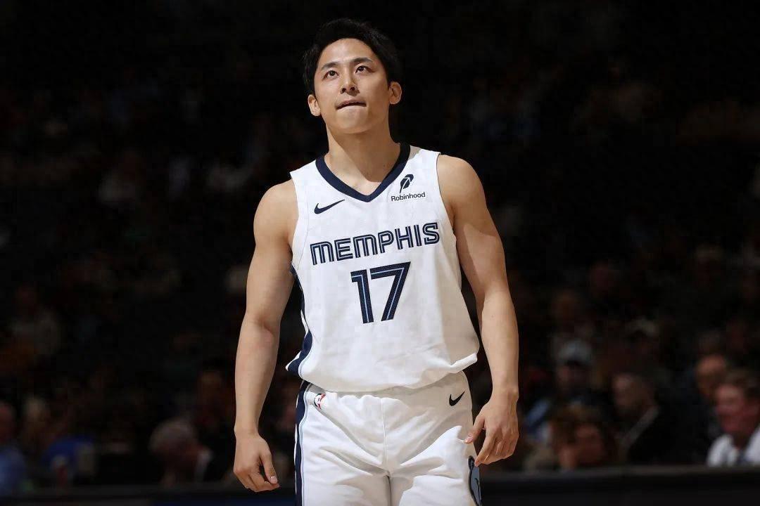 短短1年，他连续被裁+重伤，却仍旧回到NBA，值得尊重的亚洲之星