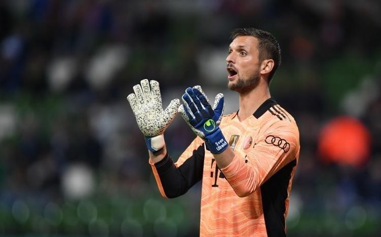 足坛奇景拜仁门将主力替补三人全倒，欧冠16岁少年上先发