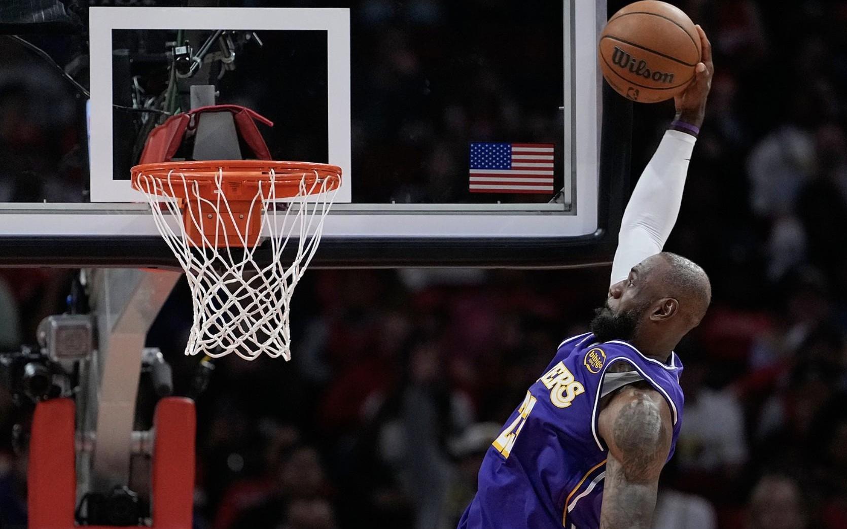 杜兰特：詹姆斯能再打个四五年，他是一个划时代的运动员