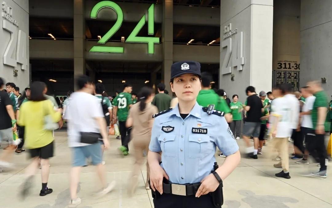 北京警方发布中超联赛文明观赛提示：理性观赛，严禁投掷
