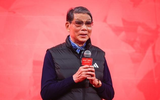 上海海港队徽添第四颗星，实现中超三连冠