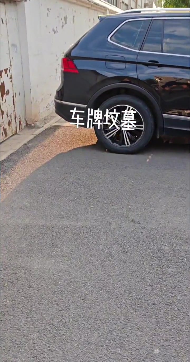 凶手往往都会回来查看案发现场!