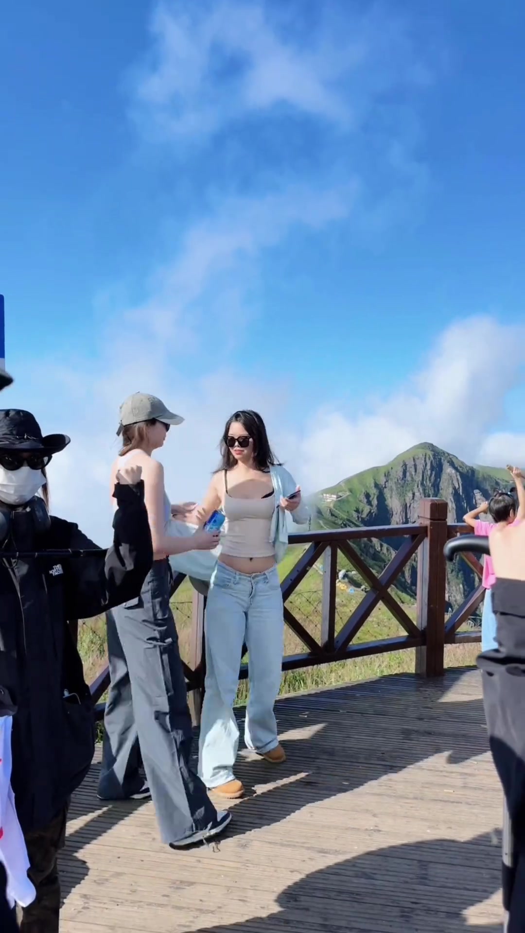 有吧友去过武功山吗真的有这么多吊带小姐姐吗