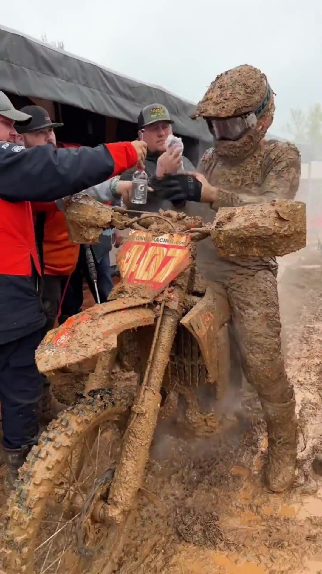 有没有一种可能,加完油擦干净号牌发现不是自己队的