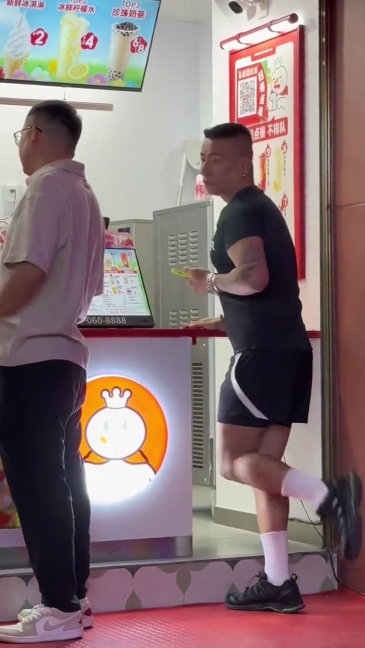 网友:娘又娘不过,打也打不过!