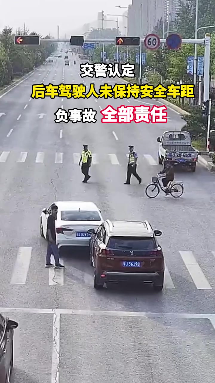 交警面前任性抢黄灯,结果转眼两车同时追尾前车!