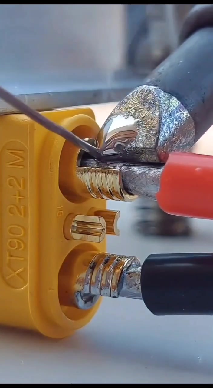 镀锡焊接的过程看似简单,却充满了技巧,连接处光滑牢固