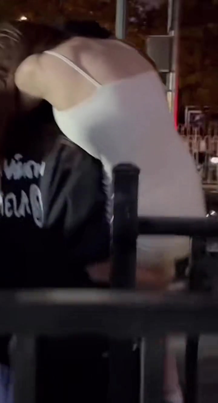 这哥们力气有点大啊,一只手能举起来小姐姐