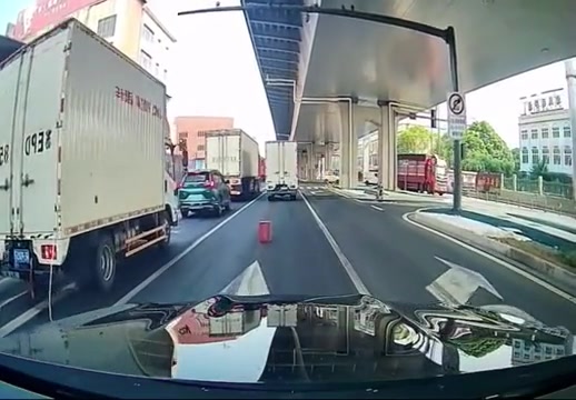 前车坏了拿箱东西代替三脚架,小姐姐竟然想捡回去