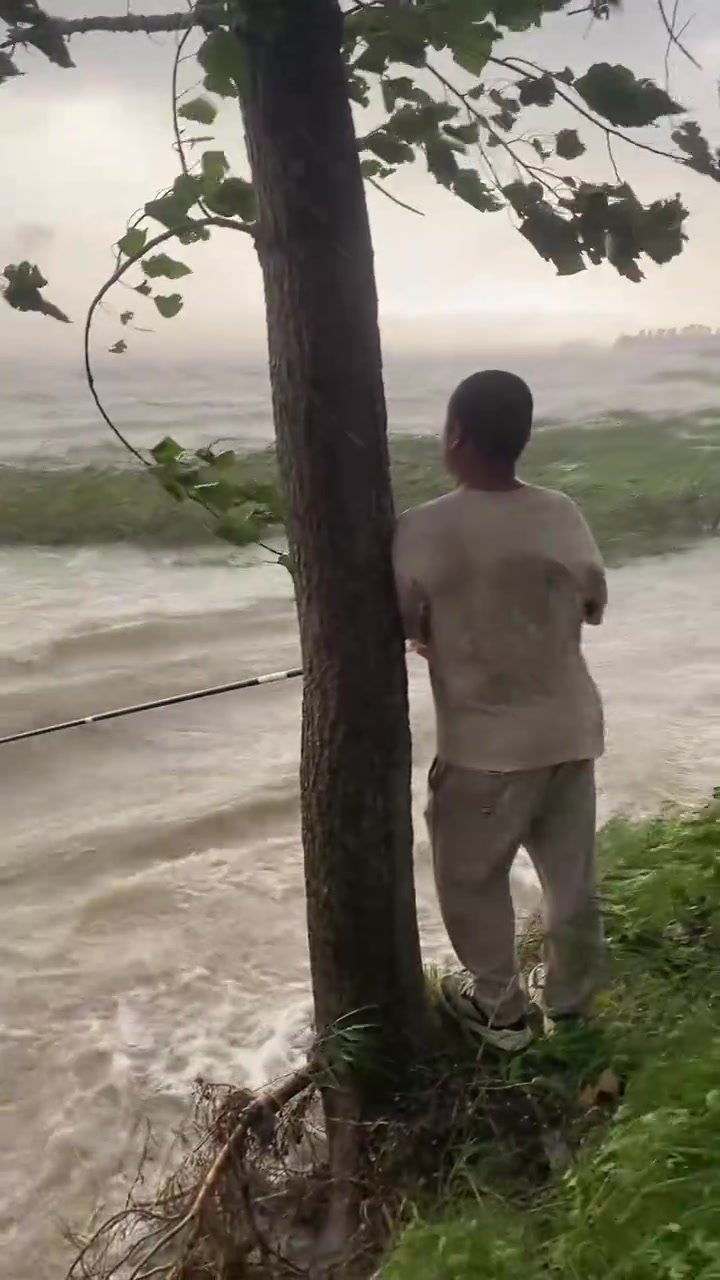 钓鱼佬在强对流中岿然不动