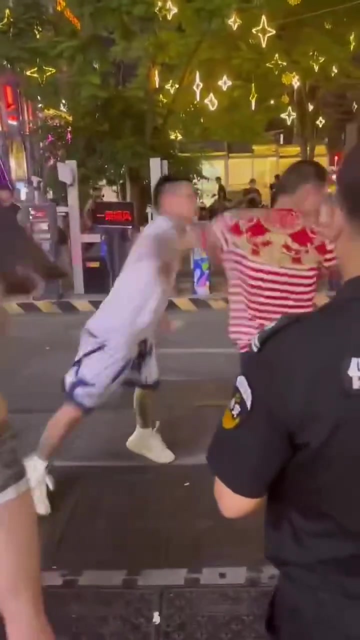 女生真护自己人啊!男友被揍女生果断还击