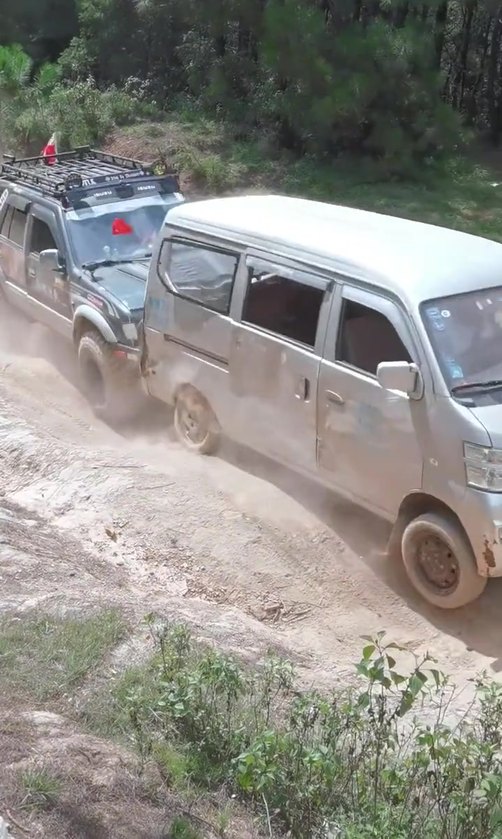 还以为是拉车,没想到是推车!车屁股都烂了