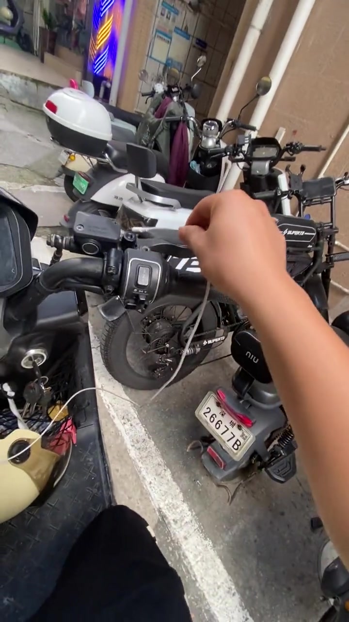 搁着玩电焊呢就不怕电动车着火啊