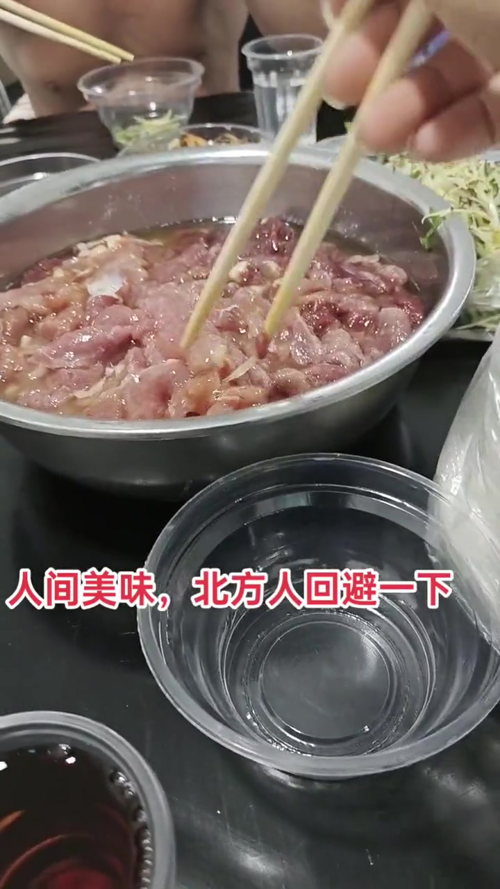 这是什么吃法腌生肉真有人吃的下去吗