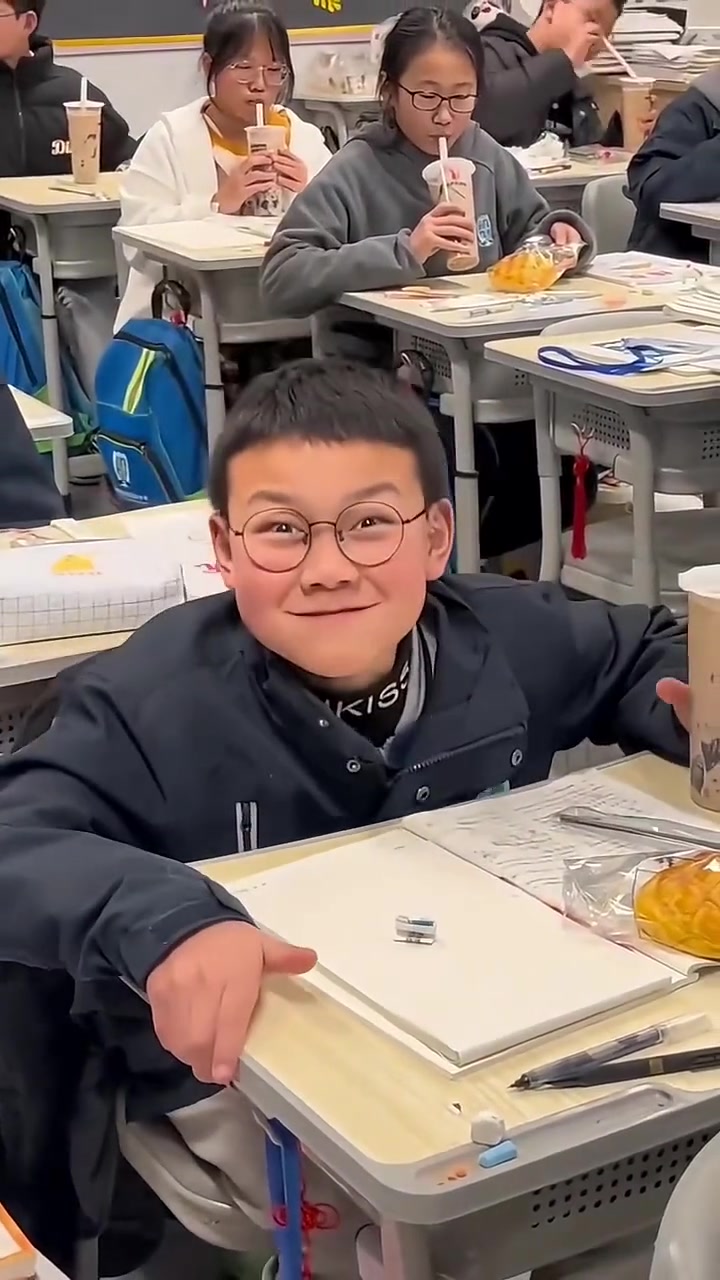 小孩哥是班上的显眼包吧