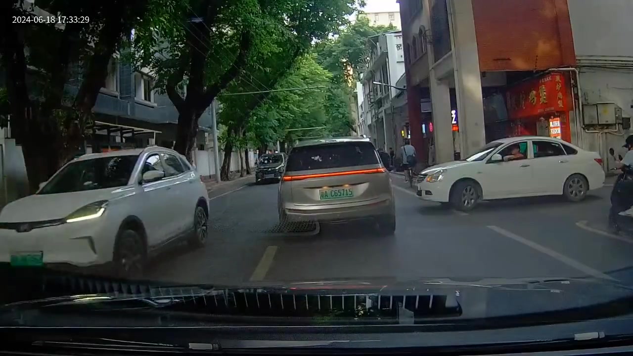 什么人啊!给他让路了还比手指挑衅