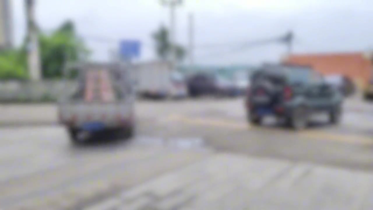 第一次见拉车拉屁股的,司机是有什么恩怨吗