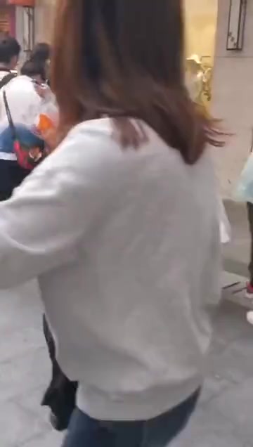 抢劫就抢劫,还塞朵花