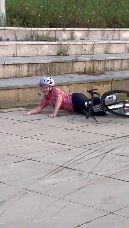 看着都疼!这种有水的路要怎么过才不会摔呀