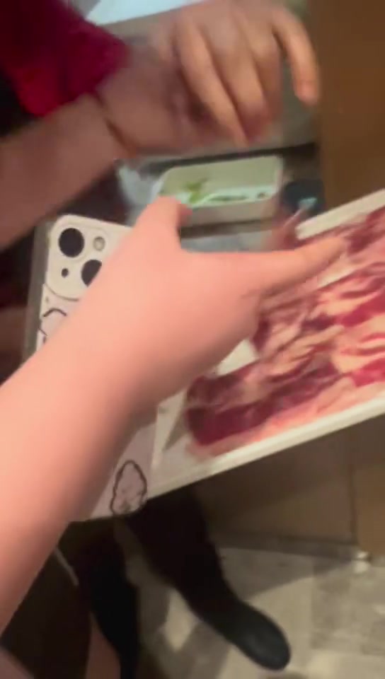 一盘肉惊现20只果蝇,饭后老板不承认是自己质量问题!