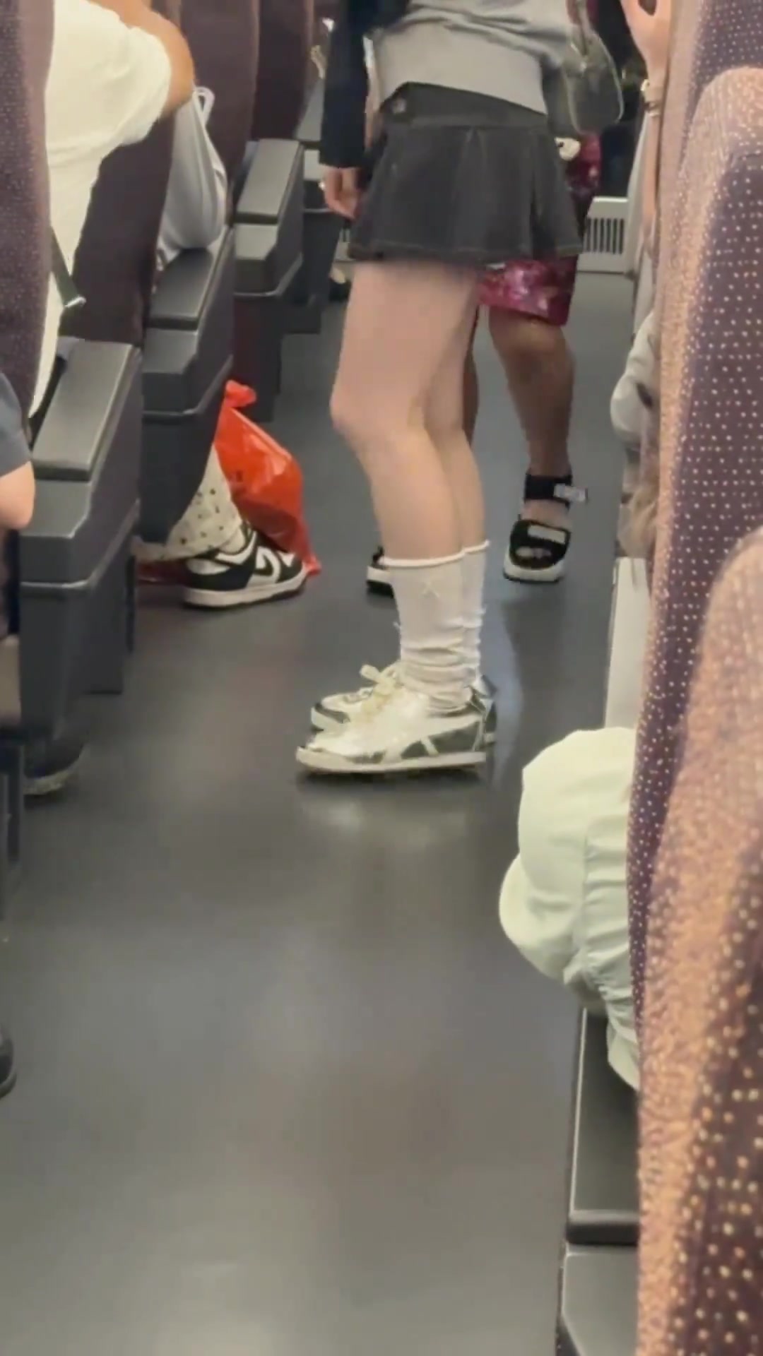 小姐姐这么热的天脚捂不捂啊