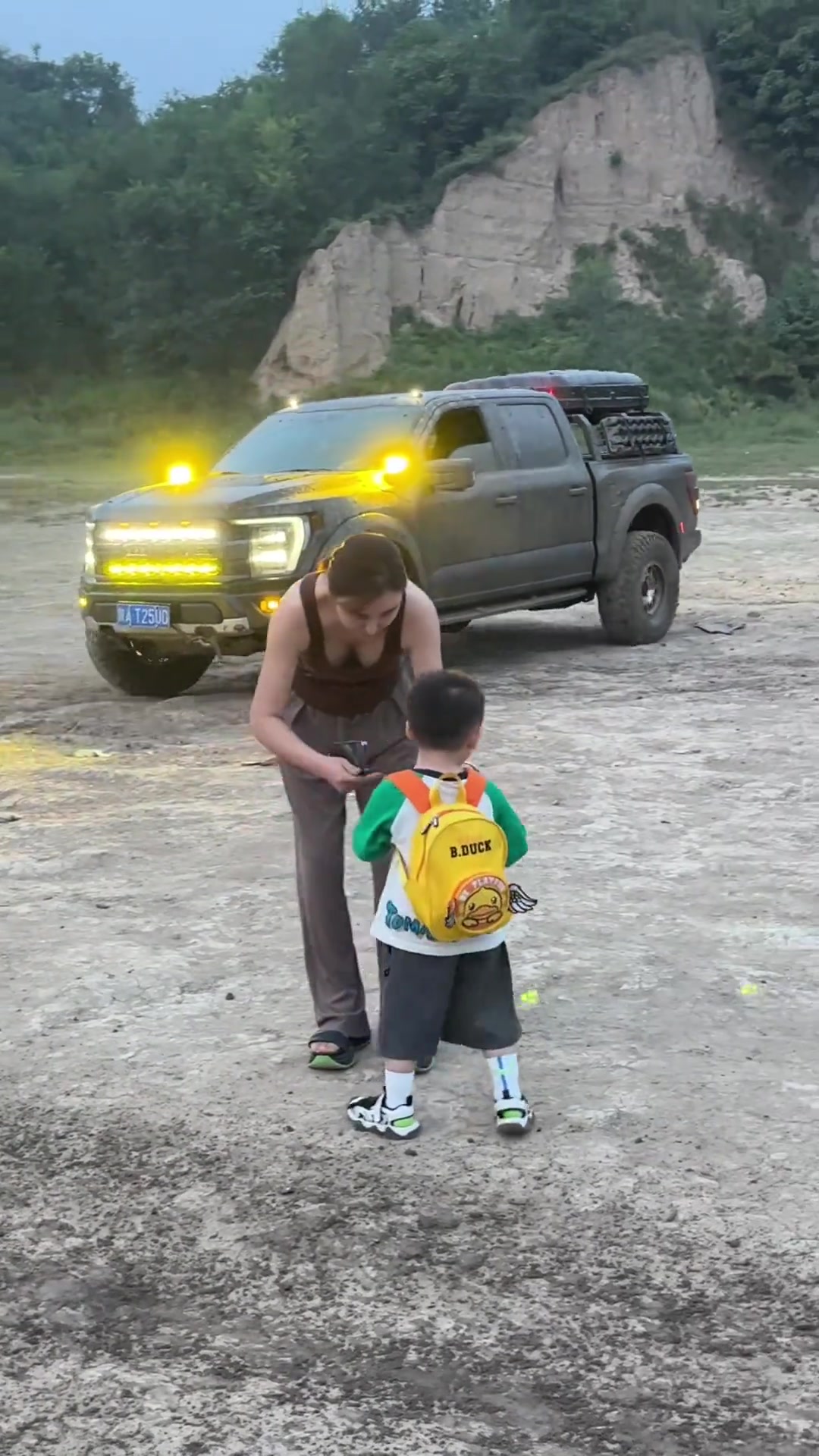 那个光头眼睛看直了!摄像头转过来!他头立马转过去了