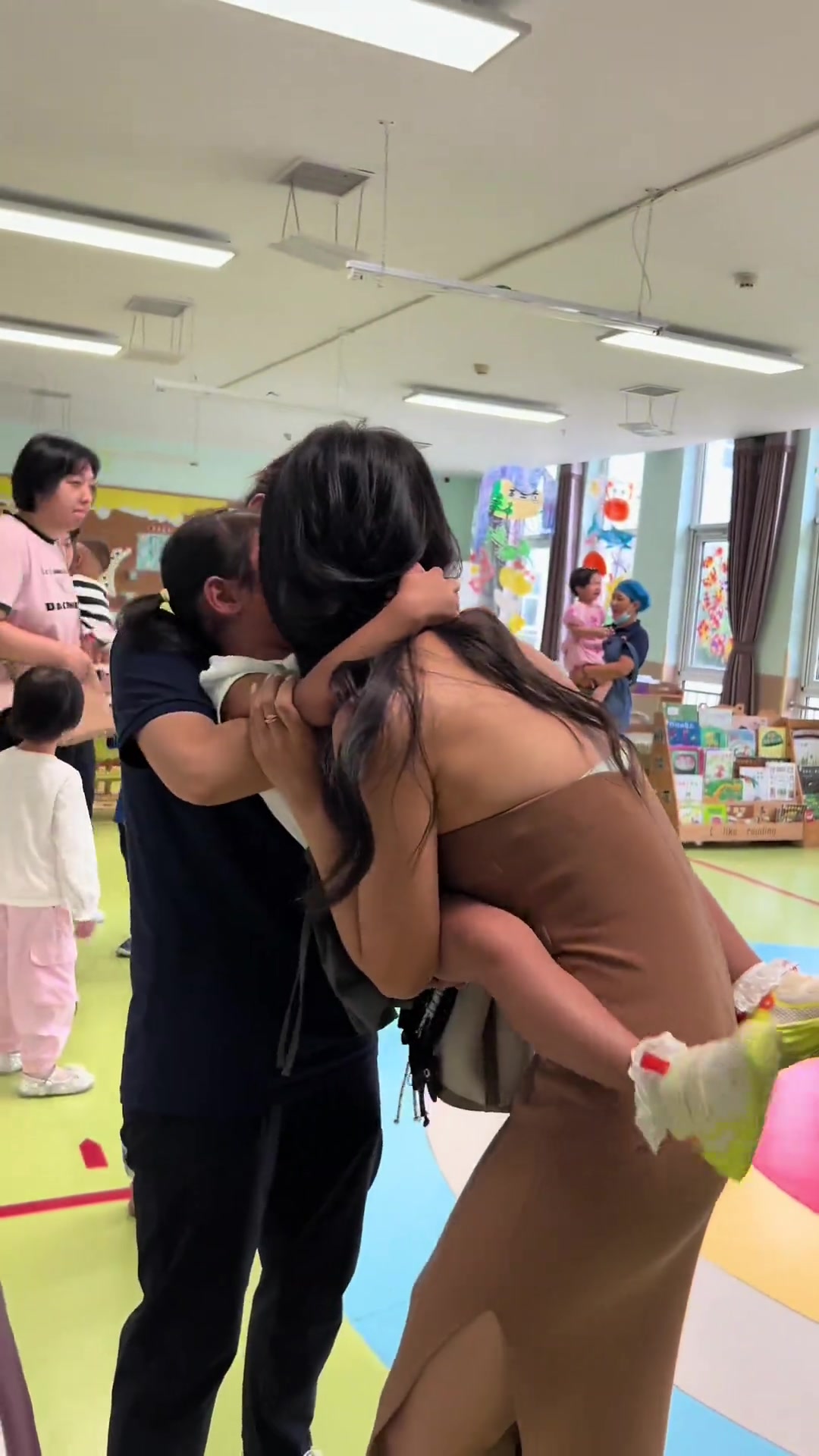 小女孩有这么不想上幼儿园吗拉着妈妈就是不放手!