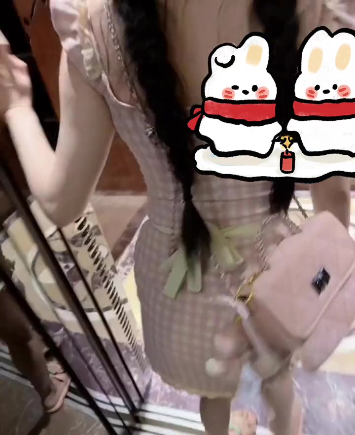 还走得动路!看来小姐姐还能憋